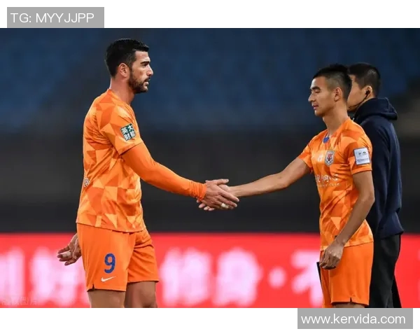 杭州足球队状态引发热议球迷对球队表现分歧明显 杭州足球队状态引发热议球迷对球队表现分歧明显