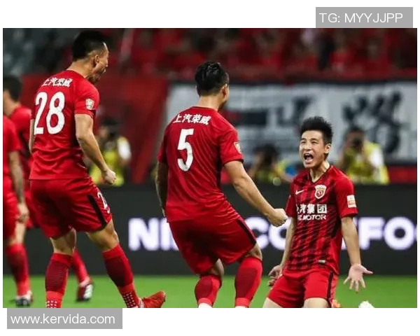 恒大与上港激战正酣球迷热情高涨精彩瞬间回顾