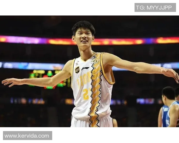 胡金秋：从青涩新星到篮球场上的璀璨明星之路