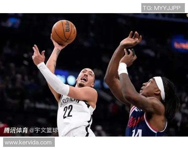 快船与篮网激战正酣比分悬念不断引发球迷热议