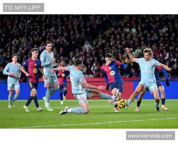 华伦西亚主场迎战巴塞罗那双方争夺西甲积分榜关键战役