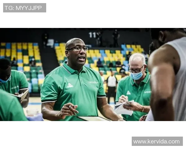 汉密尔顿与邓迪的激烈对决揭示足球战术与团队合作的精彩瞬间